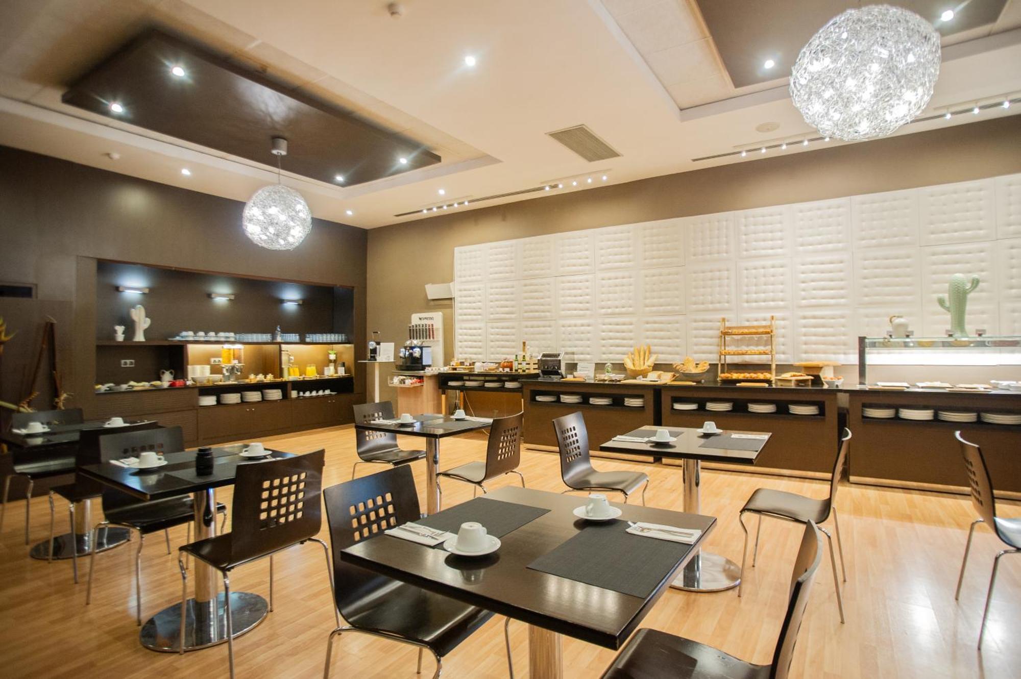 Azz Valencia Congress Hotel & Spa Патерна Екстериор снимка